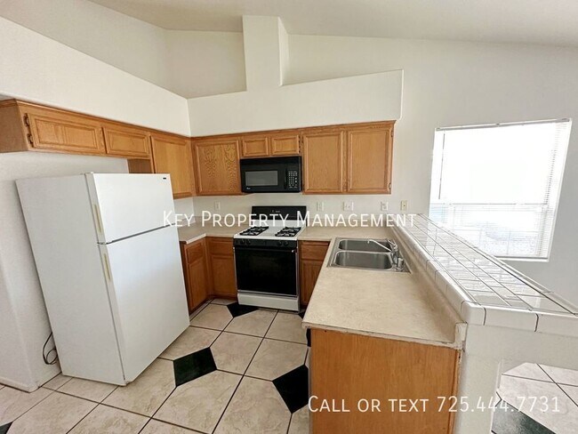 Foto del edificio - 3 BEDROOM 2 BATH 1 STORY HOME IN GATED COM...