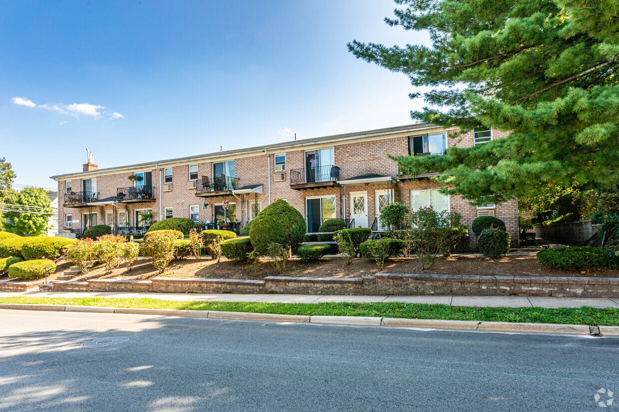Primary Photo - 100 Clarendon Pl