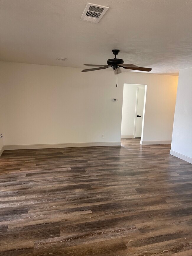 Foto del edificio - 1202 E Princeton Ln