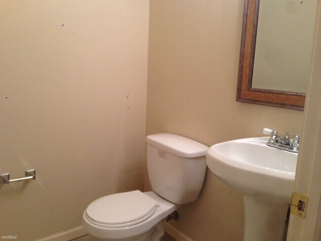 Foto del edificio - 2 br, 1.5 bath Townhome - 22031 Fairlane Blvd