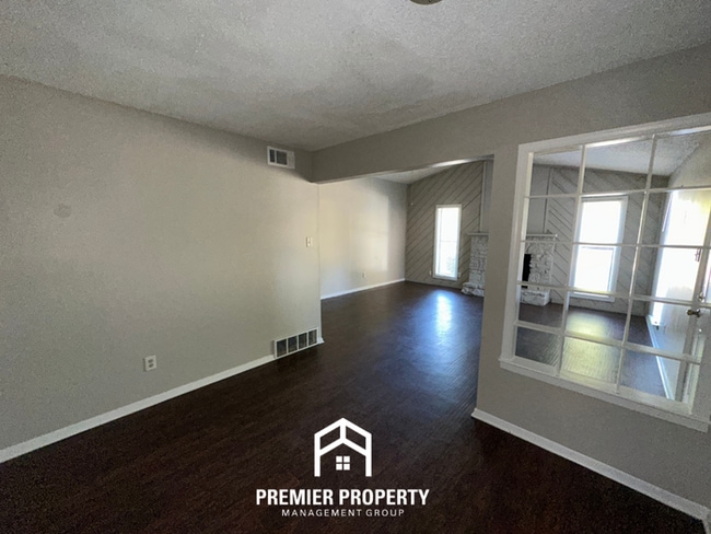 Foto del edificio - 4230 Runningbrook Cir