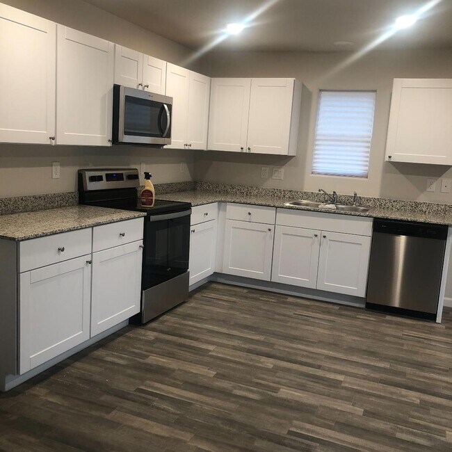 Building Photo - 2425 Sandpiper Dr