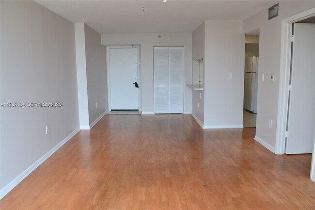 Foto del edificio - 80 S Shore Dr