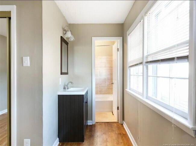 Building Photo - 404 Bryan St