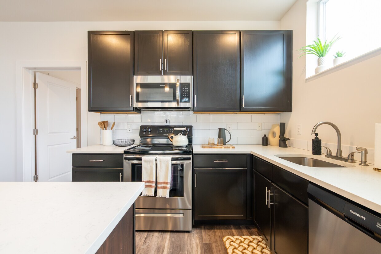 ゆに Yingze Low Profile Dual Flush Elongated One Piece Toilet with