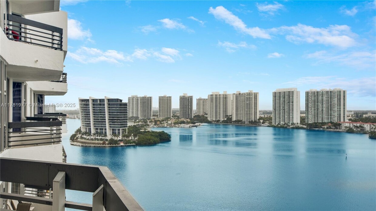 Foto principal - 3600 Mystic Pointe Dr