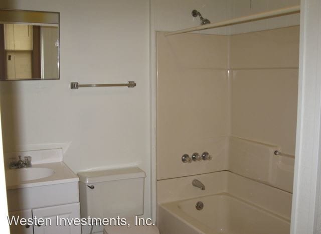 Building Photo - 3 br, 1 bath Room For Rent - 122 W Calhoun St