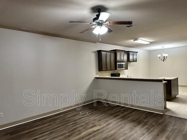 Foto del edificio - Jack Finney Blvd 6921 - 1