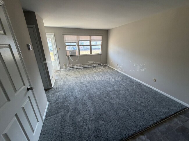 Foto del edificio - 402 E Northern Blvd