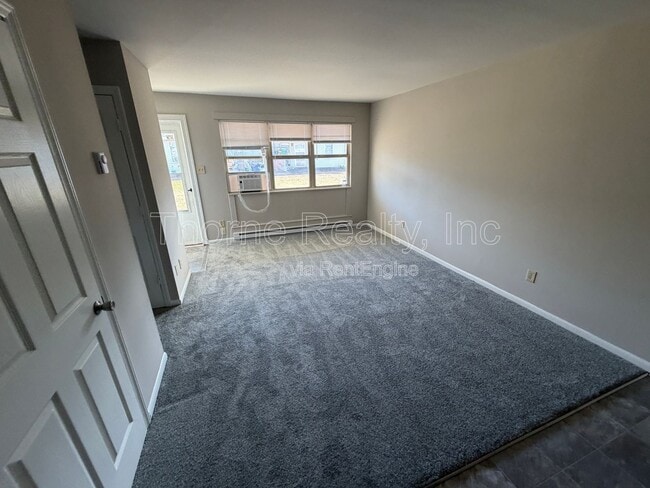 Building Photo - 402 E Northern Blvd