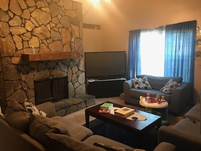Building Photo - 3 Bedroom 2 Bath Pet Friendly Home.