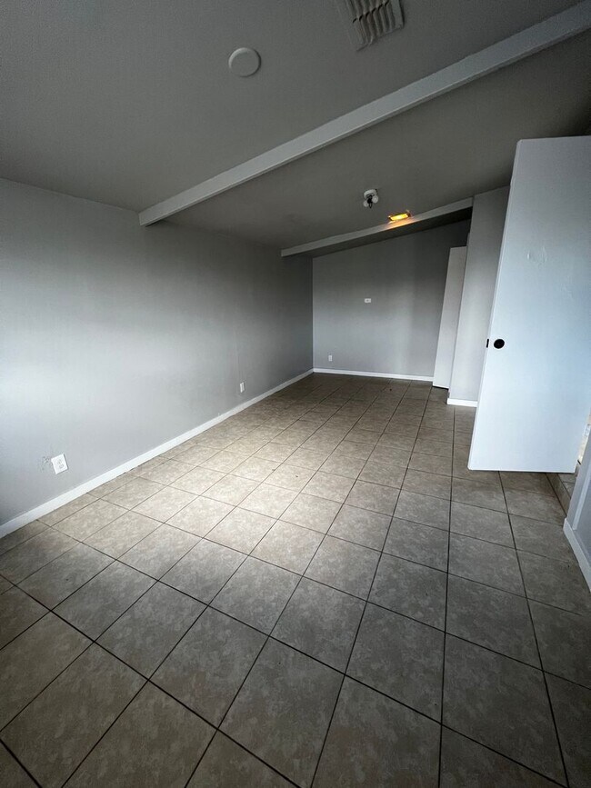 Building Photo - Spacious 4/2 in Westside JAX!