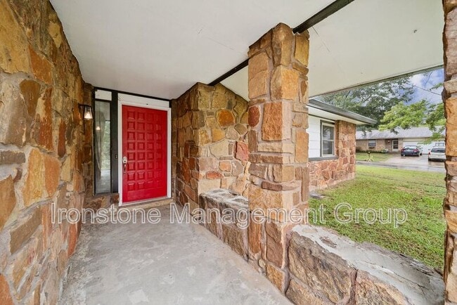 Building Photo - 13515 S Fern St