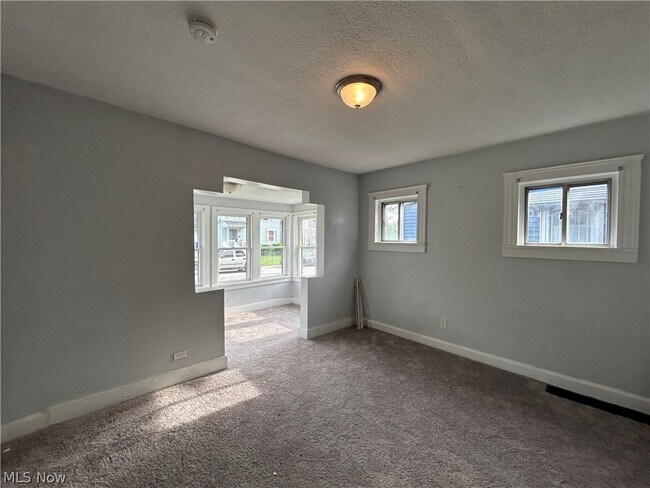 Building Photo - 15125 Naples Ave