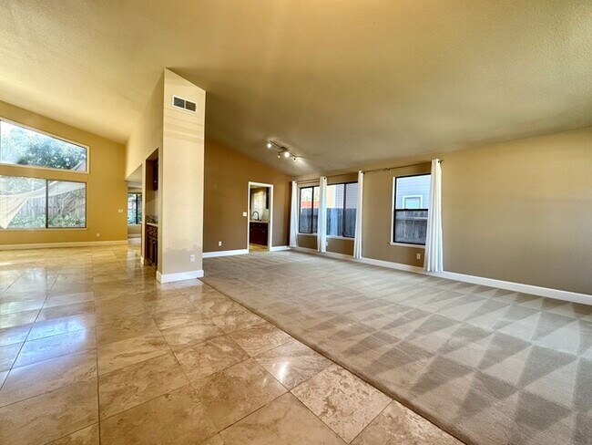 Foto del edificio - Beautiful 4 Bedroom Single Story For Rent in Gold River!