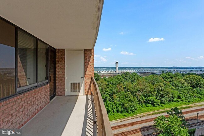Foto del edificio - 1805 Crystal Dr