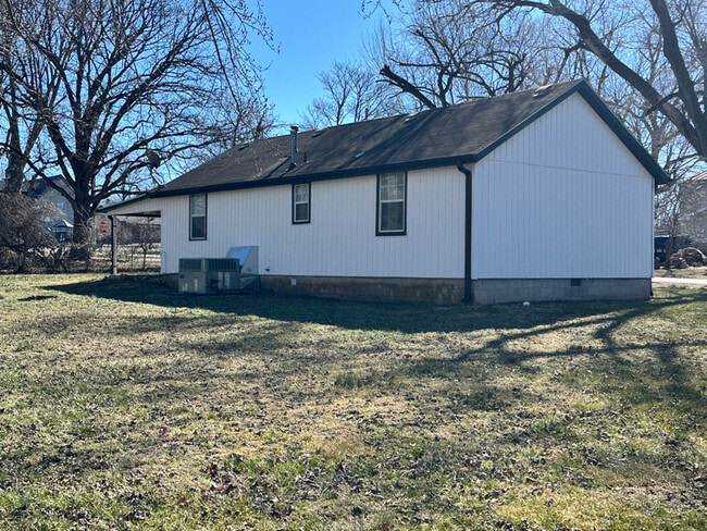 Building Photo - 217 W Logan St