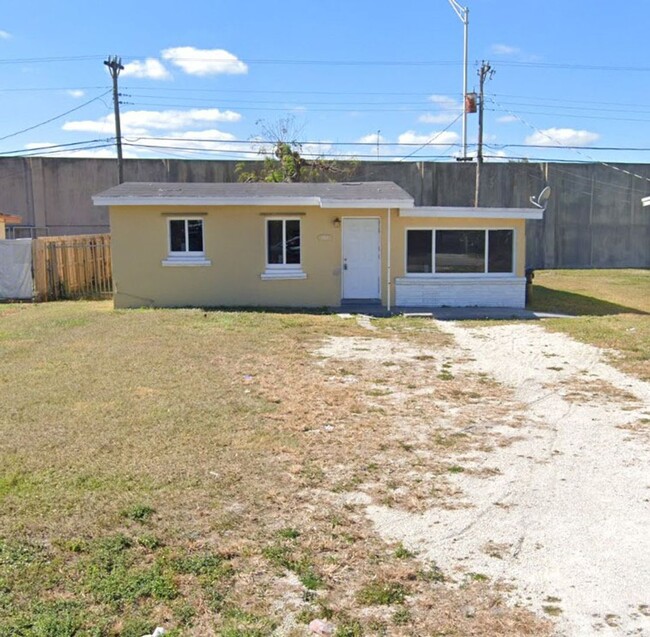 Foto del edificio - Large 4-1 House with central air and hooku...