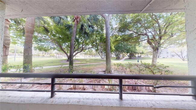 Foto del edificio - 801 Lyons Rd