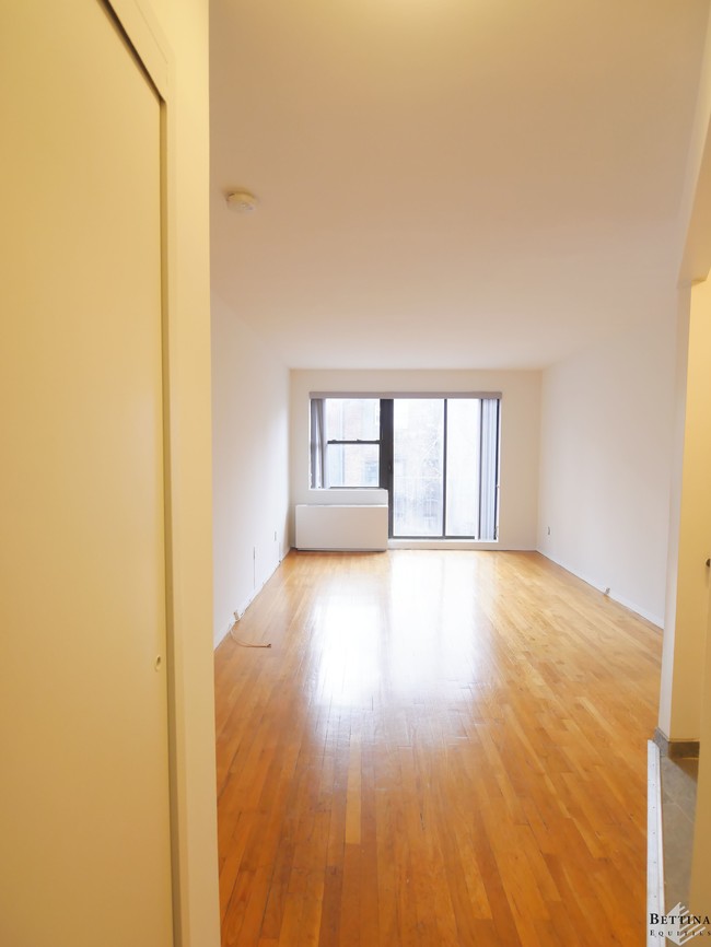 Interior Photo - 434 East 84th Street