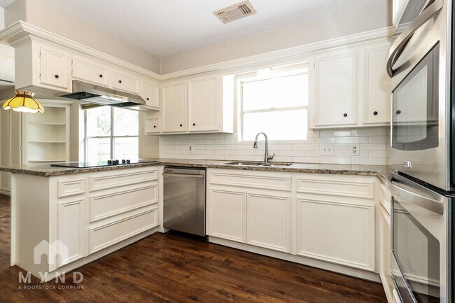 Foto del edificio - 16915 Misty Creek Dr