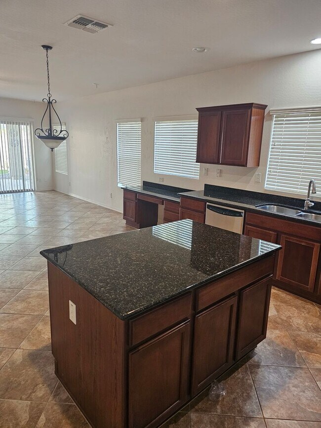 Foto del edificio - WELCOME  TO YOUR NEW 4 BEDROOM HOME LOCATE...