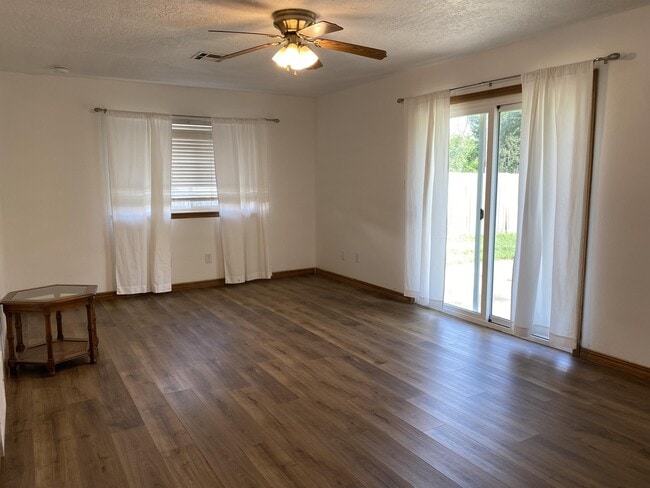 Foto del edificio - 227 W Ridge Rd