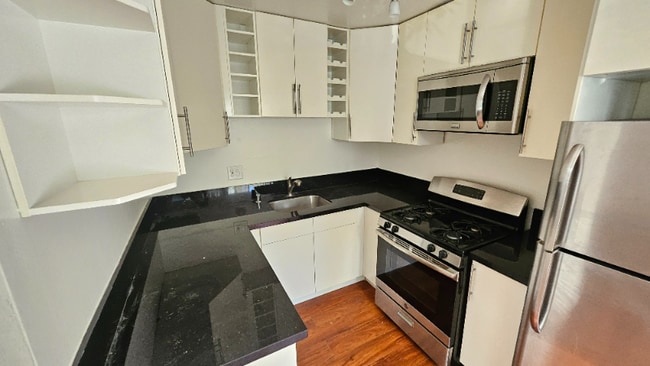 Building Photo - 933 S Gramercy Dr