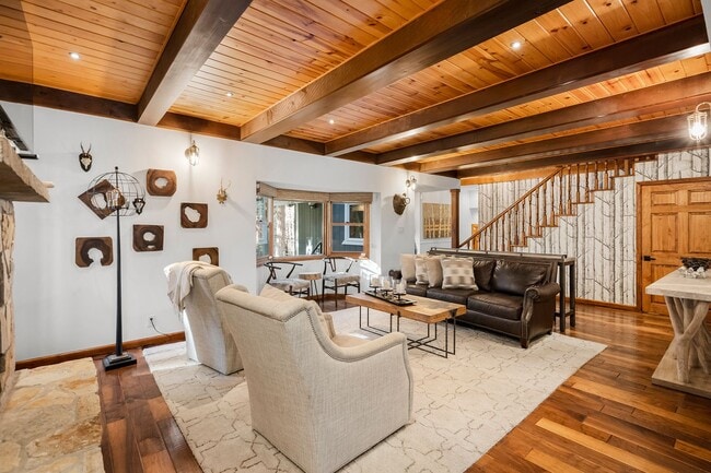 Building Photo - 1094 Tiller - Beautiful Mill Creek Home