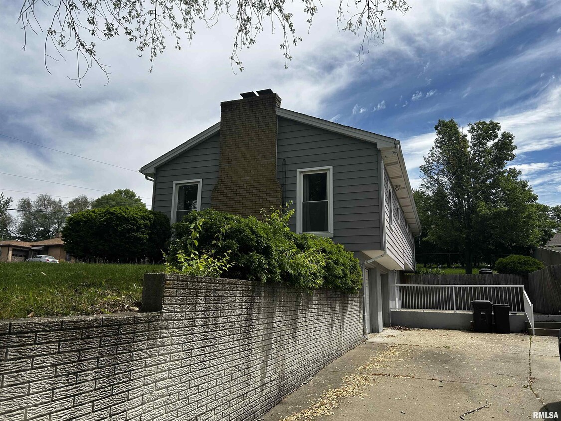 Primary Photo - 2114 W Westbrook Dr