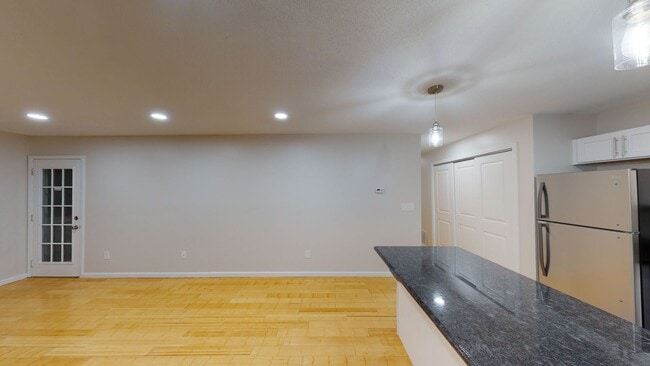 Foto del edificio - Spacious 2 Bedroom Condo with 2 Bathrooms!