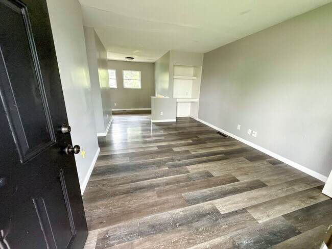 Foto del edificio - Updated 3 Bed Home with Trendy Interior Finishes & Huge Yard in South Columbus