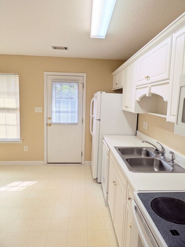 Building Photo - 407 Flowing Creek Dr
