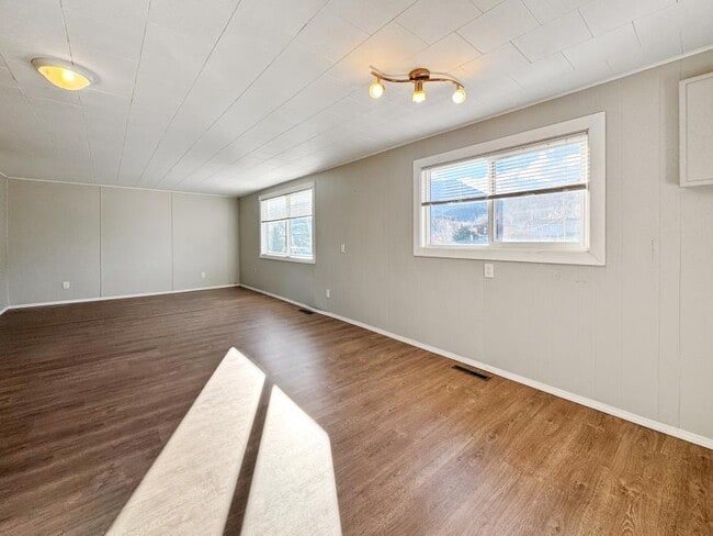 Building Photo - 2.0 bedroom in Crowsnest Pass Alberta T0K 0E0