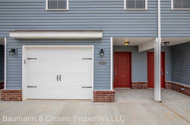 Building Photo - 3 br, 2 bath Apartment - 1104 Holly St A