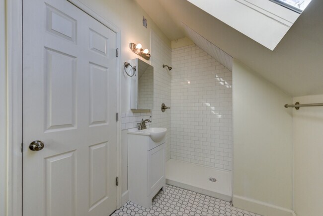 Building Photo - 1553 Steele St