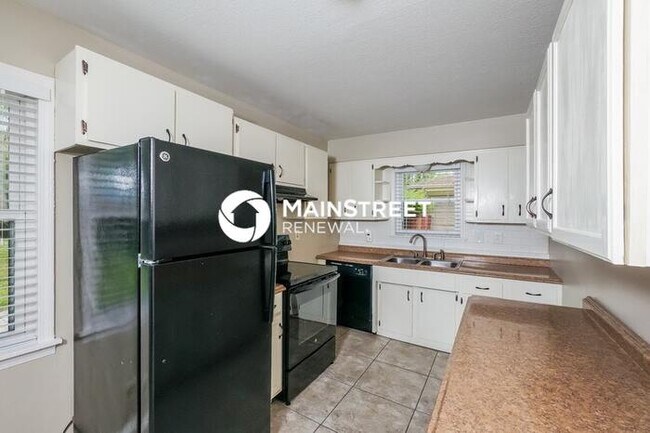 Foto del edificio - 3 Bedroom Pet-Friendly Home in Louisville, KY with Main Street Renewal