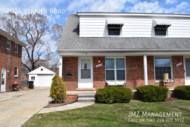 Foto del edificio - REMODELED TOWNHOME IN GROSSE POINTE WOODS ...