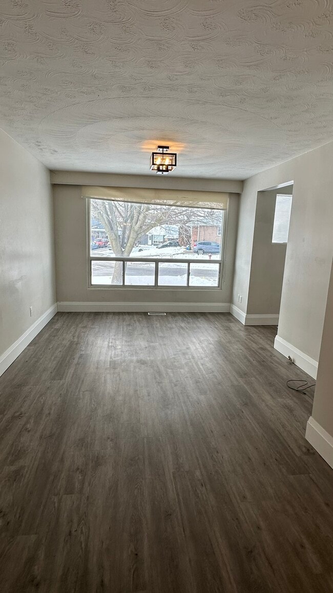 Building Photo - 142 Maurice Crt