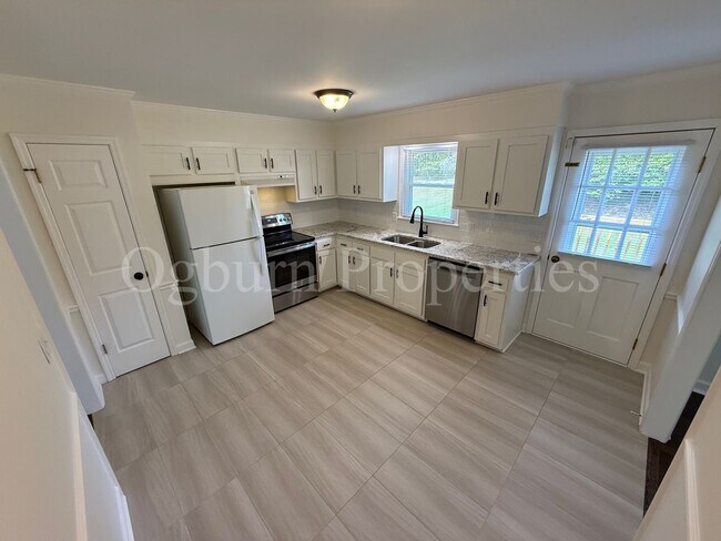 Foto del edificio - 4279 Winnabow Rd-3BR/2BA Split Foyer Home
