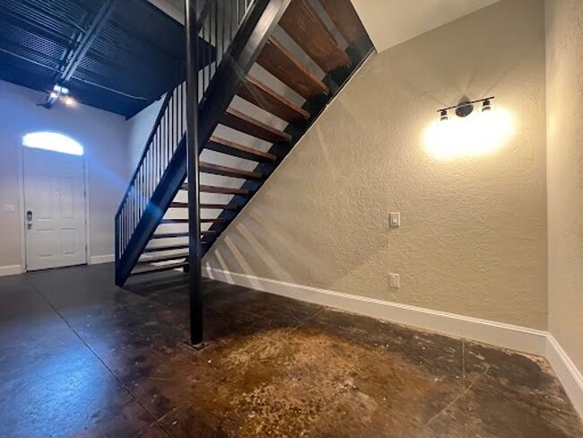 Foto del edificio - Charming Two Bedroom Loft in Houston with ...