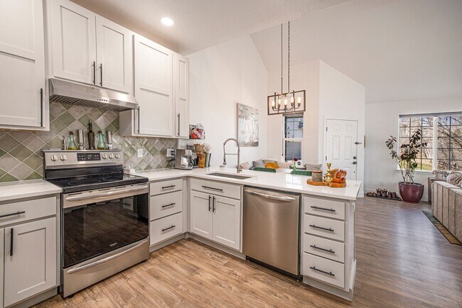 Foto del edificio - 2 Bedroom 2 Bathroom Townhouse in Jefferson Gardens