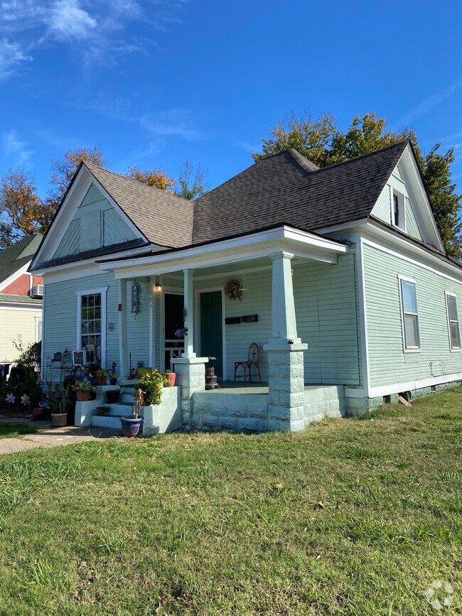 Building Photo - 823-825 S 19th St