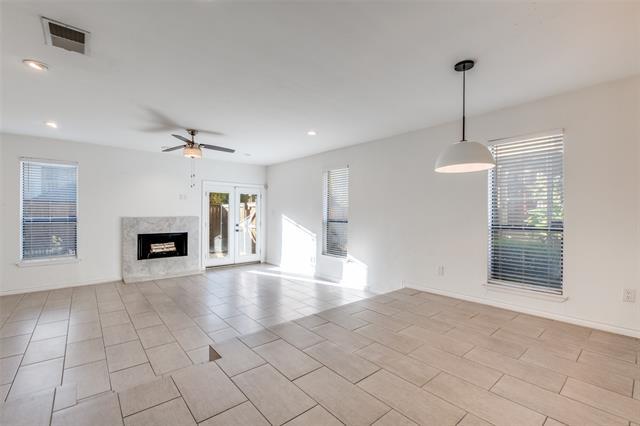 Foto del edificio - 6646 E Lovers Ln