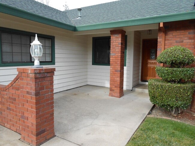 Foto del edificio - West Redding Home with Landscaping included