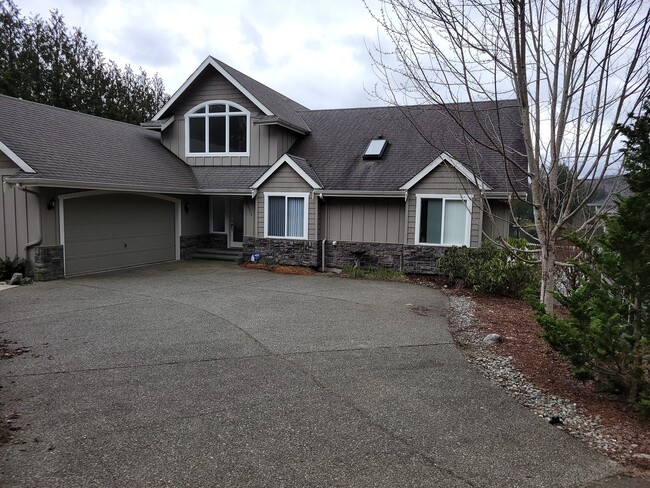 Building Photo - Lake Retreat Waterfront Living | Spacious Home with Views + Utilities Included