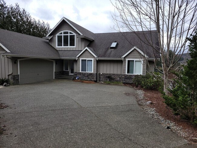 Foto del edificio - Lake Retreat Waterfront Living | Spacious Home with Views + Utilities Included