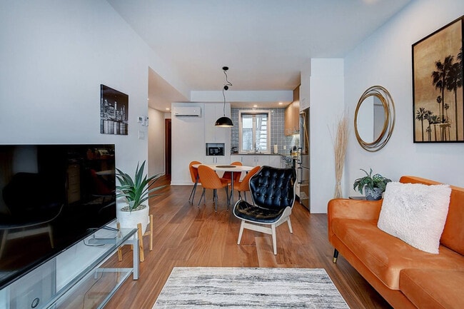 Building Photo - 5169 Rue Jeanne-Mance