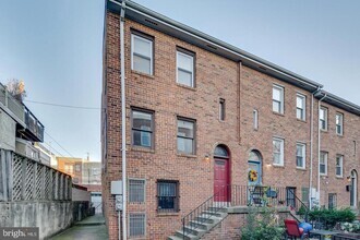 Building Photo - 830 S Howard St