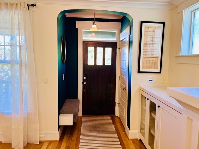 Foto del edificio - Custom Townhouse with Awesome Back yard